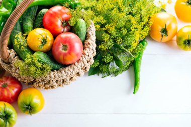 Sebze sepeti üzerinde beyaz arka plan sarı domates biber salatalık dereotu