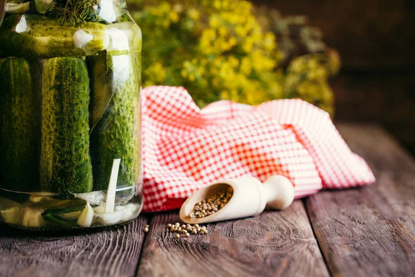 缶詰の木製の背景に瓶の中のきゅうりピクルス 野菜を収穫 — ストック写真