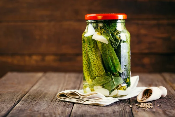 Konserverad Gurkor Burk Trä Bakgrund Skörda Grönsaker Pickles — Stockfoto