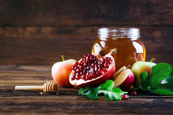 Férias Judaicas Rosh Hashanah Mel Maçãs Romã Mesa Madeira Espaço — Fotografia de Stock