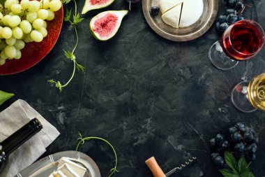 Kırmızı şarap üzüm incir ve siyah arka plan üzerine peynir