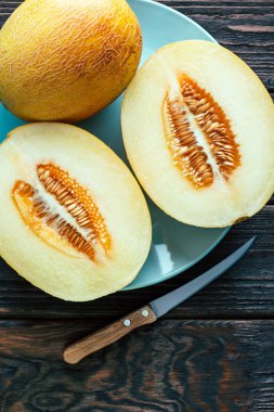 Kavun mavi plaka kesim ve ahşap masa