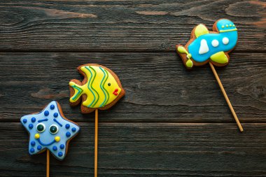 Zencefilli kurabiye uçak Star balık çok renkli ahşap arka plan üzerinde sopa üzerinde