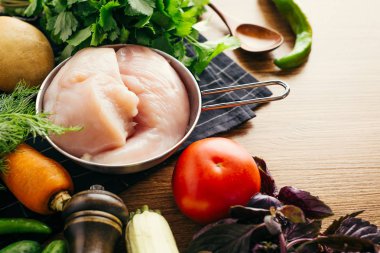 Fileto tavuk sebze ve ahşap zemin üzerine baharatlı otlar