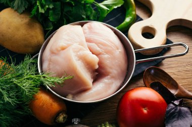 Fileto tavuk sebze ve ahşap zemin üzerine baharatlı otlar