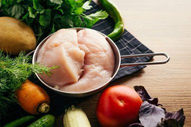 Fileto tavuk sebze ve ahşap zemin üzerine baharatlı otlar