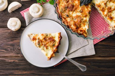 Tavuk ve ahşap bir masa üzerinde petrol kiş