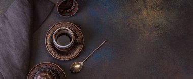 Koyu arka plan Retro tarzı iki bronz fincan Türk kahvesi