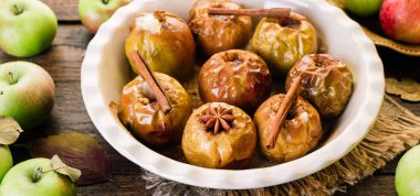 pişmiş elma tarçın ile