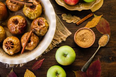 pişmiş elma tarçın ile