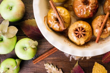 pişmiş elma tarçın ile