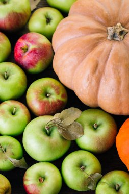 Elma ve ahşap arka plan Şükran mevsimlik meyve ve sebzeler üzerinde kabak hasat hasat