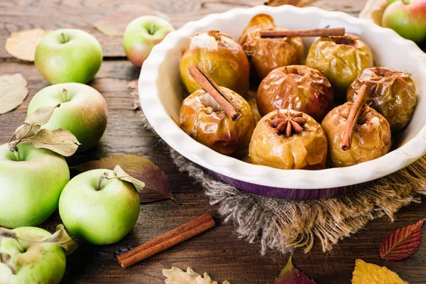 Bratäpfel Auf Hölzernem Hintergrund Zimtanis Und Herbstblätter — Stockfoto