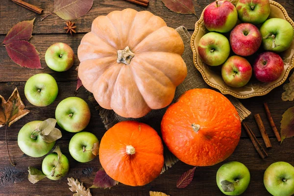 苹果和南瓜在木质背景感恩节季节性水果和蔬菜收获收获 — 图库照片