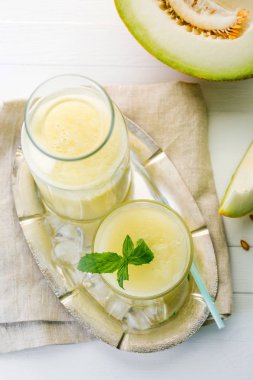 kavun yüzlü cam ve beyaz arka plan, yaz içki, kokteyl şişesinde