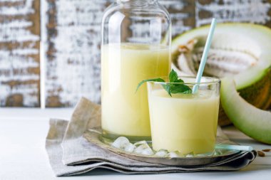 smoothies kavun bir cam ve ahşap arka plan, yaz içki, kokteyl şişesinde