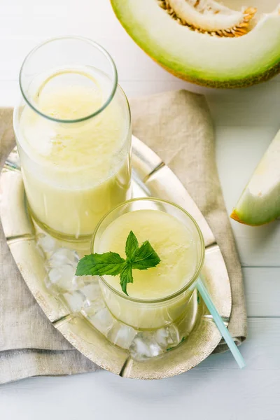 Melon Smoothie Dalam Gelas Dan Botol Pada Latar Belakang Putih — Stok Foto