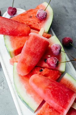 karpuz dondurma beyaz seramik tahta ve gri arka plan üzerinde