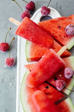 karpuz dondurma beyaz seramik tahta ve gri arka plan üzerinde