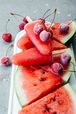 karpuz dondurma beyaz seramik tahta ve gri arka plan üzerinde