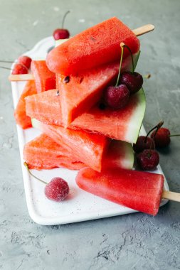 karpuz dondurma beyaz seramik tahta ve gri arka plan üzerinde