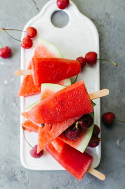 karpuz dondurma beyaz seramik tahta ve gri arka plan üzerinde