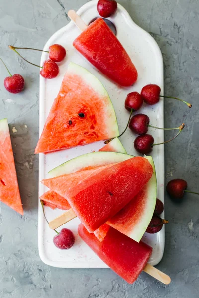 Helado Sandía Sobre Tablero Cerámica Blanca Fondo Gris — Foto de Stock