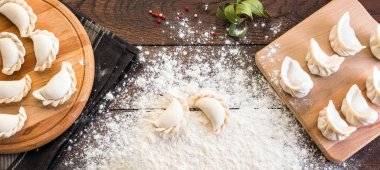 Mantı yemek bir yönetim kurulu ve ahşap arka plan, Ulusal Rus yemekleri, vareniki