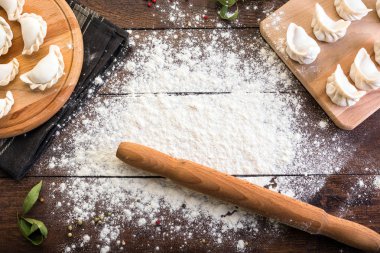 Mantı yemek bir yönetim kurulu ve ahşap arka plan, Ulusal Rus yemekleri, vareniki