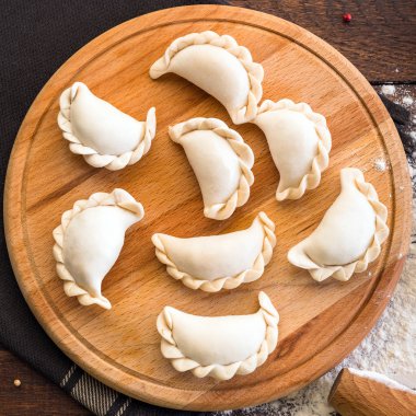 Mantı yemek bir yönetim kurulu ve ahşap arka plan, Ulusal Rus yemekleri, vareniki