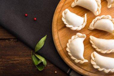 Mantı yemek bir yönetim kurulu ve ahşap arka plan, Ulusal Rus yemekleri, vareniki