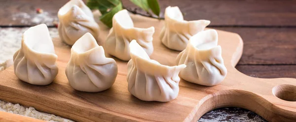 Pelmeni Koken Een Plaat Houten Achtergrond Nationale Russische Keuken Varik — Stockfoto