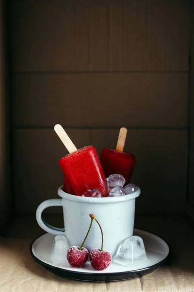 樱桃杯中的果冰 冰淇淋 — 图库照片