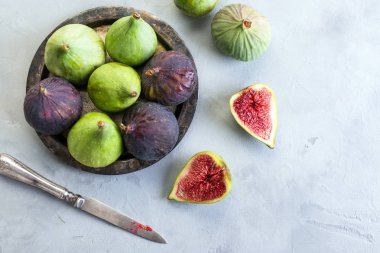 bir metal plaka ve gri taş zemin üzerine yeşil ve mavi incir