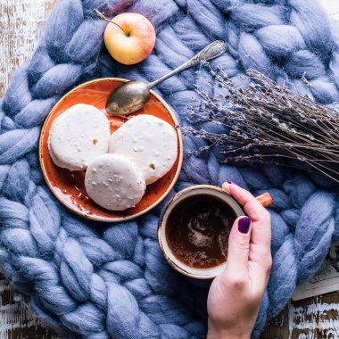 Bir kızın el, büyük çiftleşme, tatlı ve lavanta, instagram, flatlay, rahat, rahat bir şal kahve