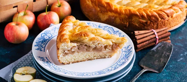 Apfelkuchen Auf Blauem Hintergrund Süßes Gebäck Hausmannskost Scheibe Banner — Stockfoto