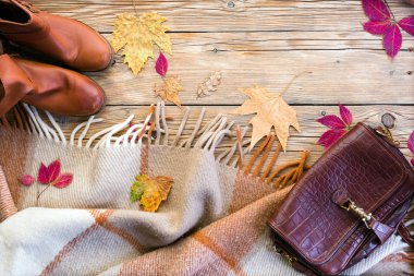 Kırmızı bot ve yünlü ekose, çanta, düşen yapraklar, ahşap antika arka plan, Altın Sonbahar