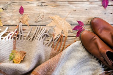 Kırmızı bot ve yünlü ekose, ahşap antika arka plan, Altın Sonbahar