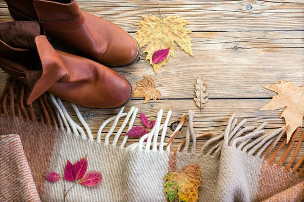 赤いブーツ ウールのチェック柄 木製ヴィンテージ背景 黄金色の秋 — ストック写真