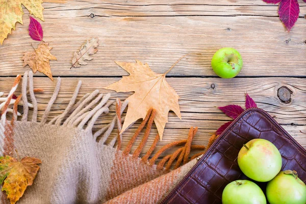 ウール チェック柄袋と緑のリンゴ 落ち葉 木製の古い背景 黄金色の秋 — ストック写真