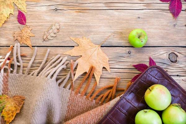 Plaid Laine Sac Pommes Vertes Feuilles Tombées Vieux Fond Bois — Photo