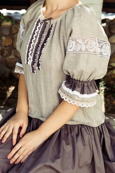 リネンのドレス レースや刺繍 天然繊維のフォーク スタイルの婦人服 — ストック写真