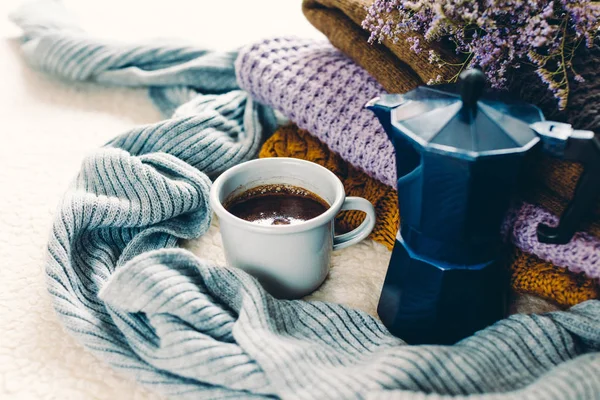 Kaffeebecher Und Blaue Geysir Kaffeekanne Auf Weißem Deckel Ein Stapel — Stockfoto