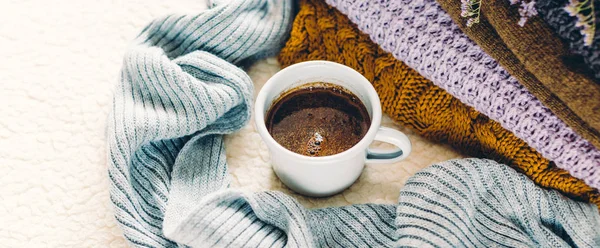 Ein Becher Kaffee Auf Einer Weißen Decke Und Ein Stapel — Stockfoto