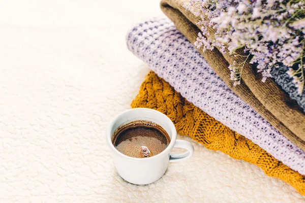 Ein Becher Kaffee Auf Einer Weißen Decke Und Ein Stapel — Stockfoto