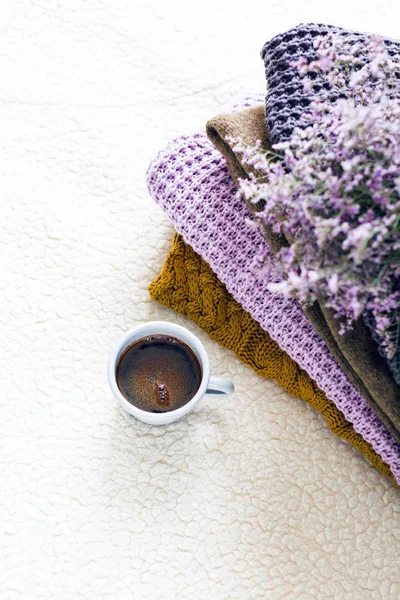 Ein Becher Kaffee Auf Einer Weißen Decke Und Ein Stapel — Stockfoto