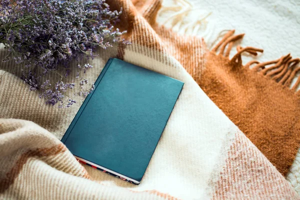 Boek Wollen Deken Het Bed Gezellige Huis Kopie Ruimte Concept — Stockfoto