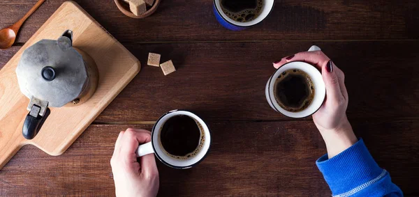 Dva Lidé Pití Kávy Dřevěný Stůl Pohled Shora Ruce Dlouho — Stock fotografie