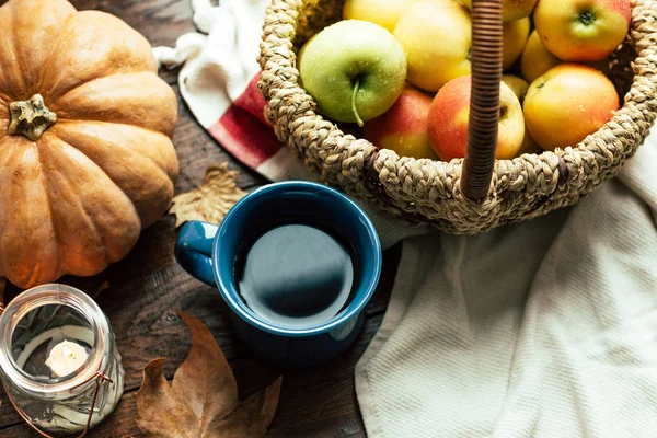 Bögre Tea Almát Kosárba Sütőtök Lehullott Levelek Otthoni Kényelmet — Stock Fotó