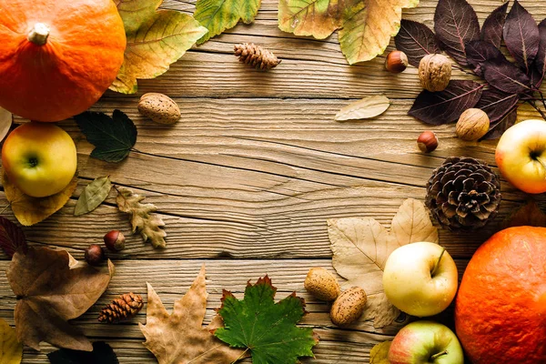 Otoño Dorado Marco Hojas Caídas Fondo Madera Concepto Espacio Para — Foto de Stock